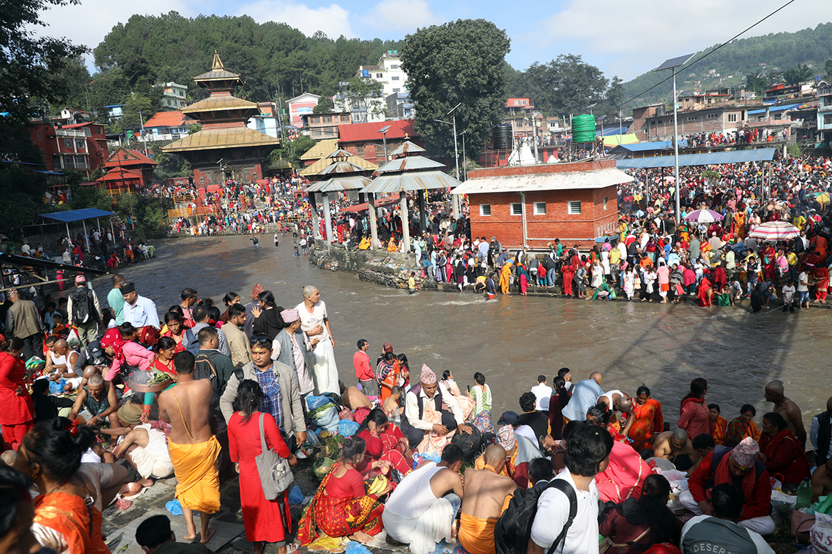 दिवङ्गत बाबुको नाममा तर्पण, पिण्डदान तथा सिदा दान गर्नेको घुइँचो