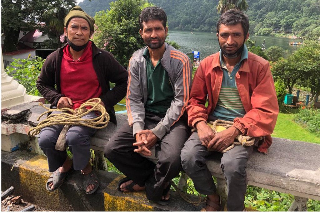 भारत नैनीतालमा भारी बोकेर चलेकाे जीन्दगी  