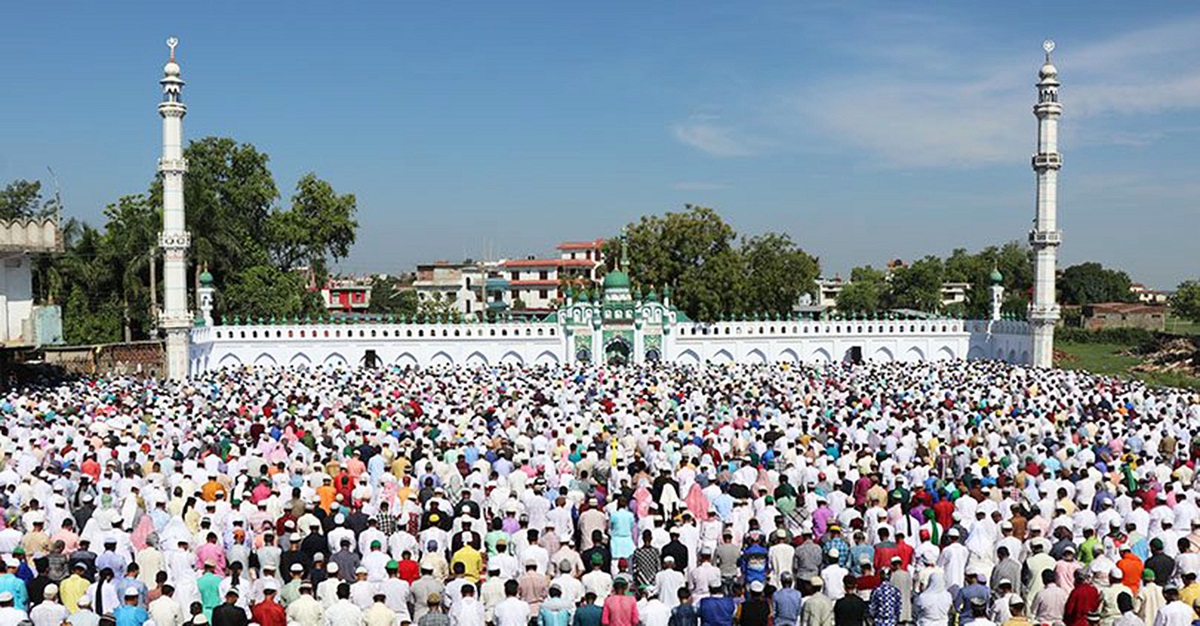 हर्षाेल्लासकासाथ बकर-इद पर्व मनाउँदै