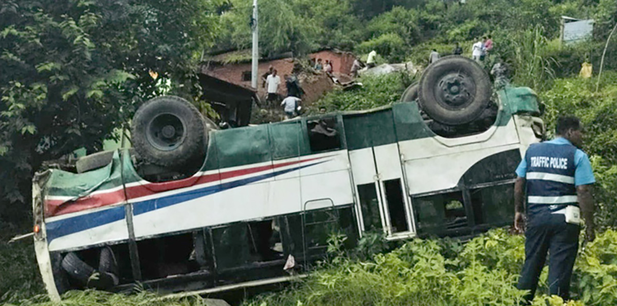 बस दुर्घटना हुँदा १७ जना घाइते