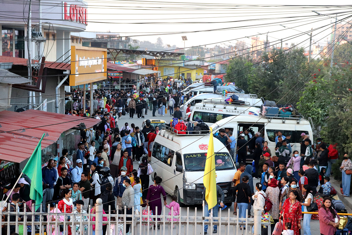 गोङ्गबु बसपार्कमा यात्रुहरुको घुइँचो