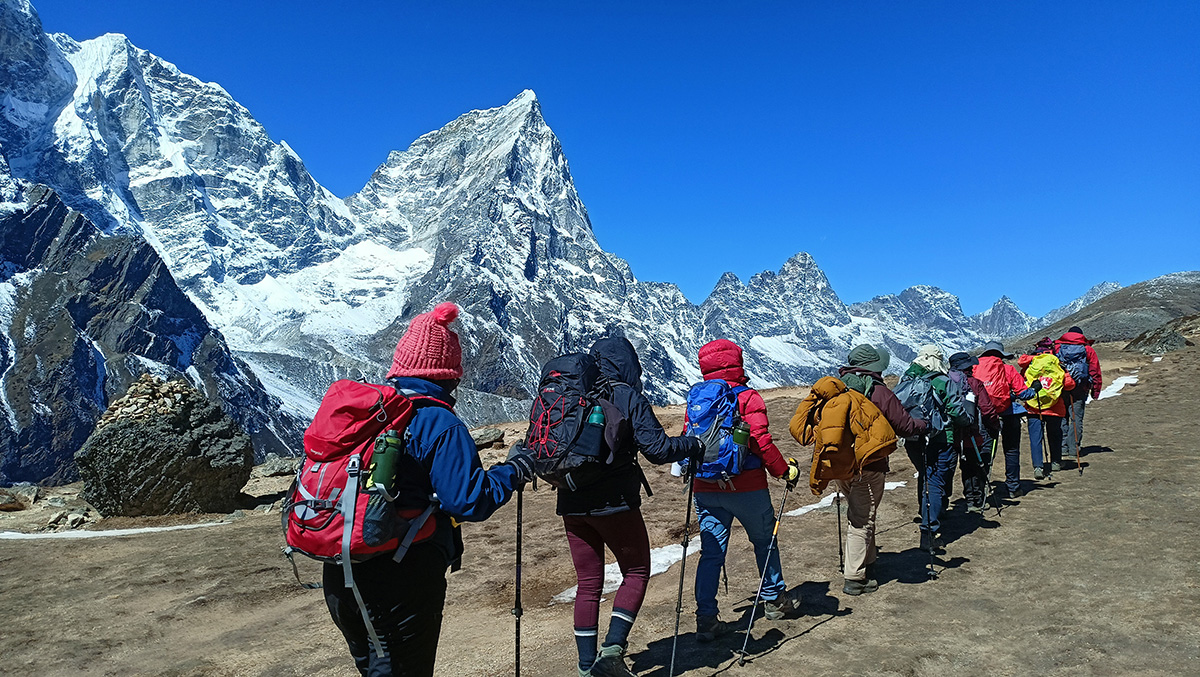 खुम्बुक्षेत्र पर्यटकले खचाखच, लुक्लामा एकै दिन दुई सय उडान