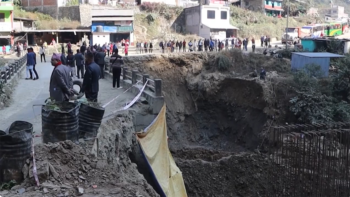 लोकमार्ग अवरुद्ध हुँदा सयौँ यात्रु अलपत्र