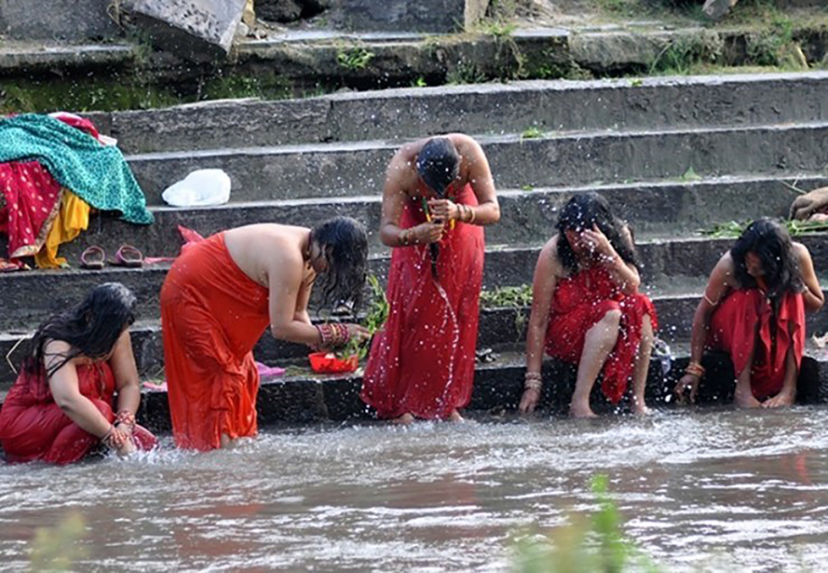 आज सोमबारे औँसी, बिहानै नबोली स्नान गरिँदै